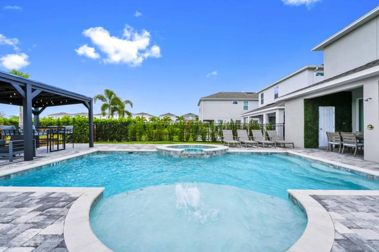 Vacation home with private pool — photo 3