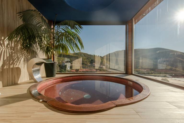 Fully equipped villa with grill, private pool & patio | Water view | Pets allowed — photo 2