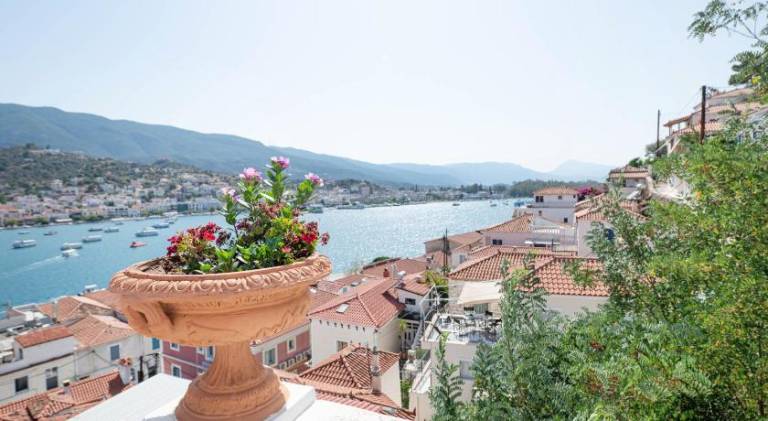 Traditional House under the Clock Tower with Sweet View — photo 5
