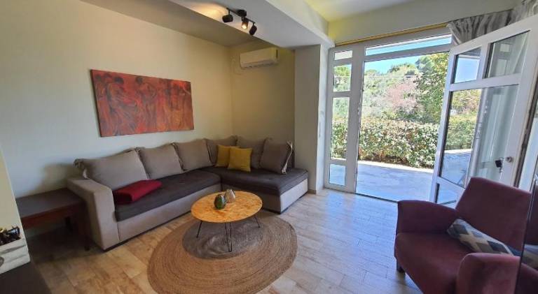 Rental apartment with patio — photo 4