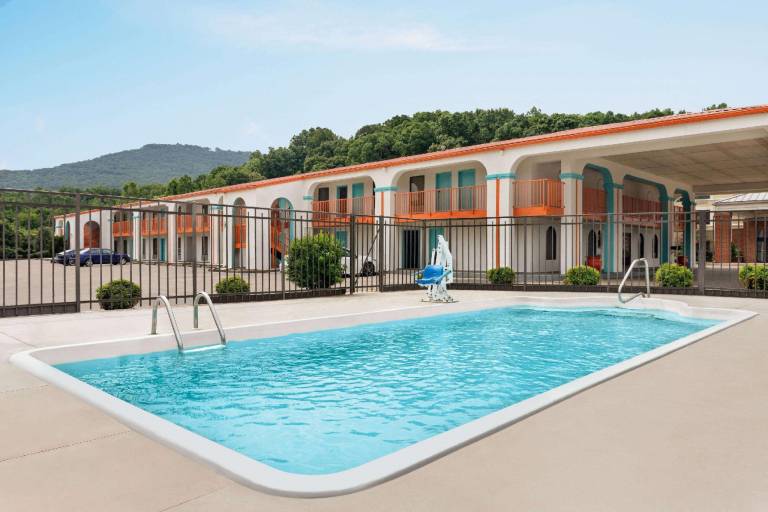 Howard Johnson by Wyndham Chattanooga Lookout Mountain I-24 — photo 2