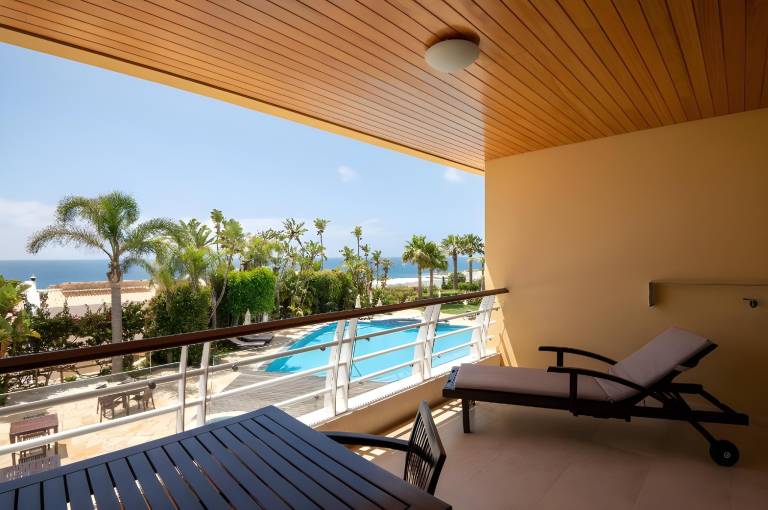 Serviced apartment with patio, pool & sauna | Perfect for remote work | Pets allowed — photo 2
