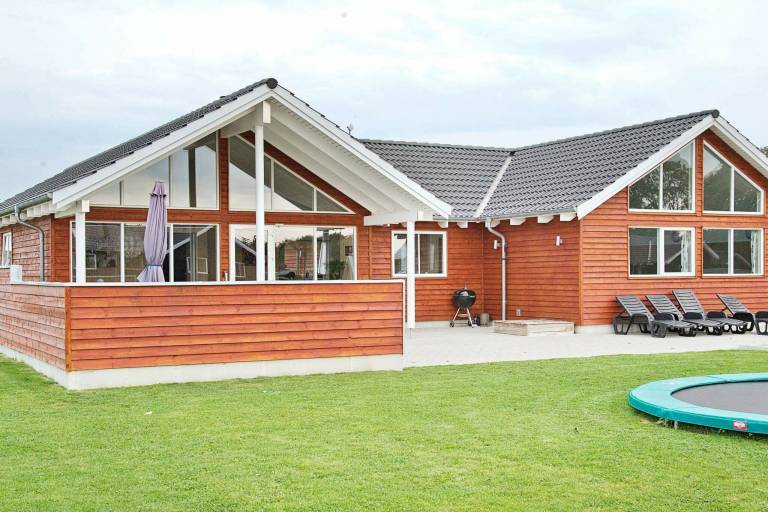 Vacation home with barbecue, yard & pool — photo 2