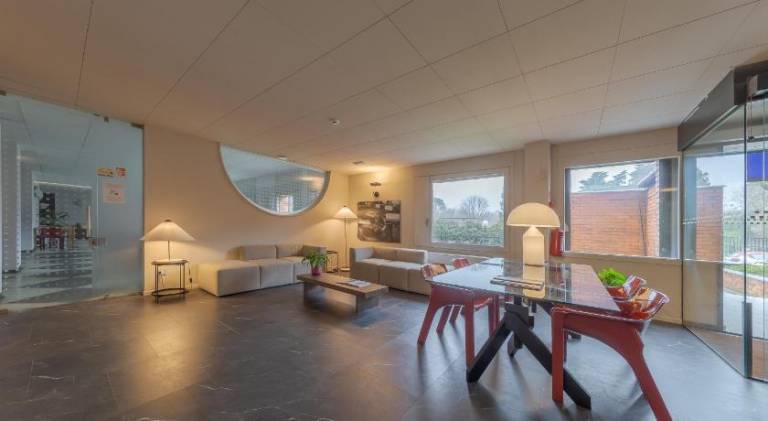 Serviced apartment with yard — photo 2