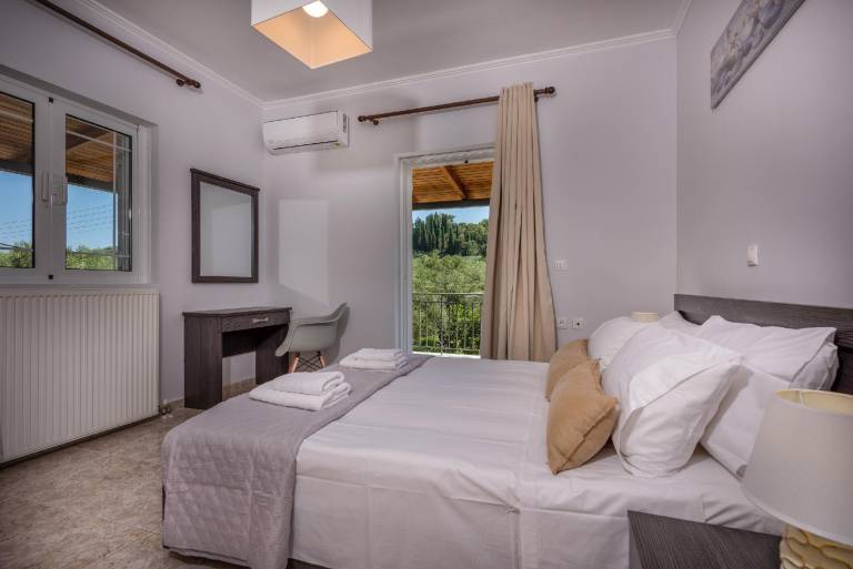 Villa with barbecue, terrace & private pool | Pets allowed — photo 2