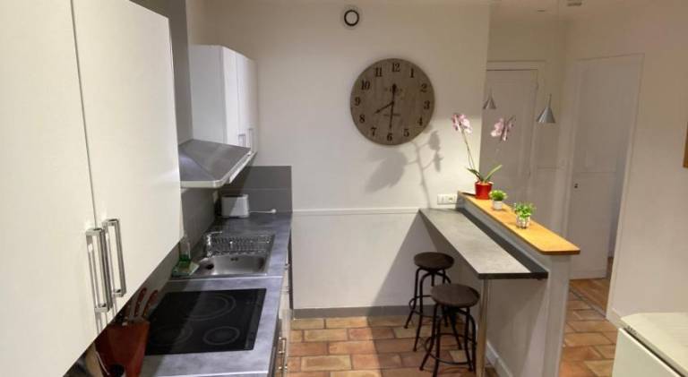 Apartment | Close to Sainte Jeanne d'Arc Church — photo 5