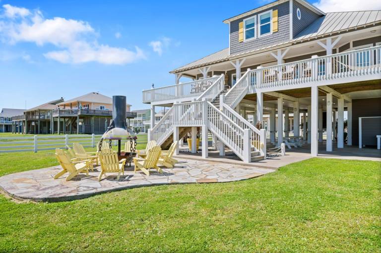 Big vacation home with BBQ & yard | Pets allowed in Bolivar, TX