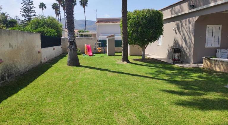 Villa with 3 rooms for 6 persons in Avola