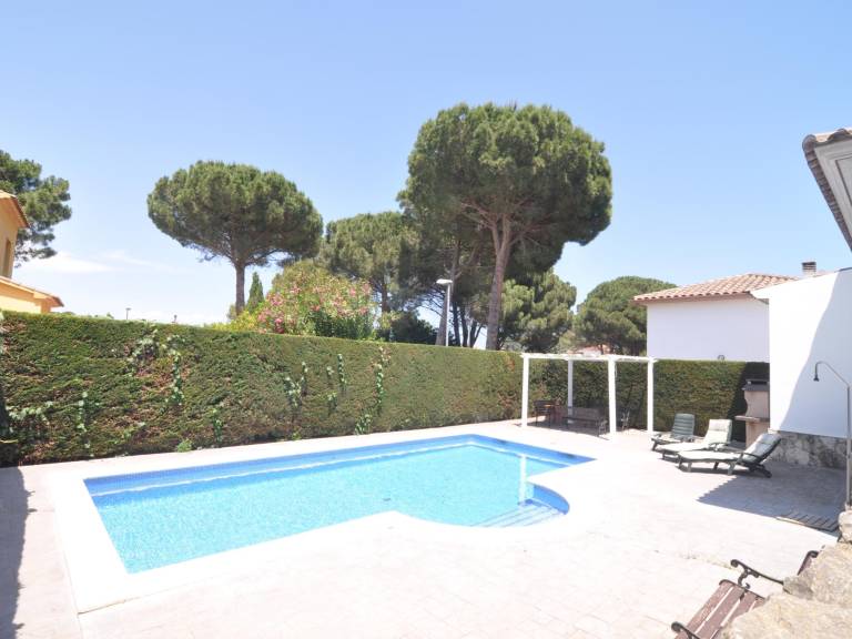 Tranquil Getaway: Cozy Ground-Floor Home with Private Pool and Large Terrace — photo 3