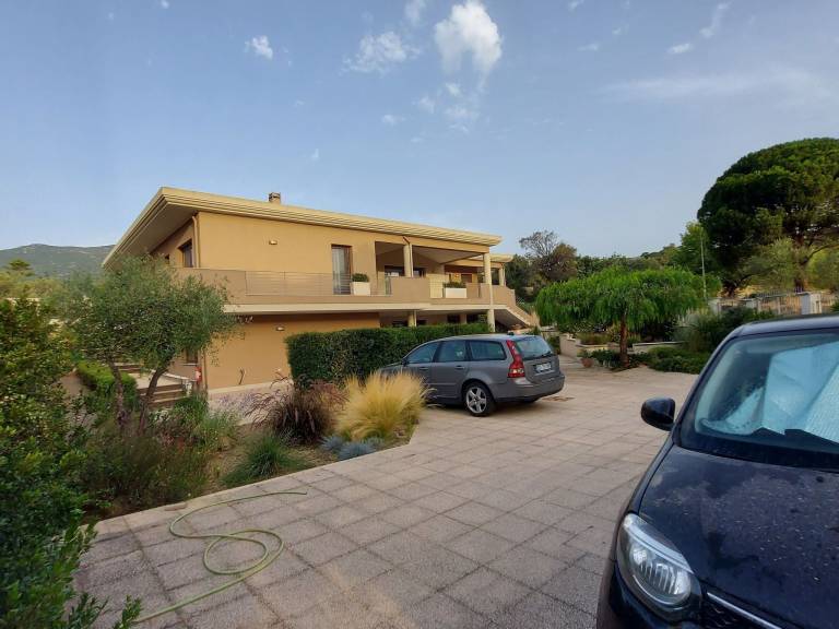 Holiday apartment with pool, barbeque & yard — photo 5
