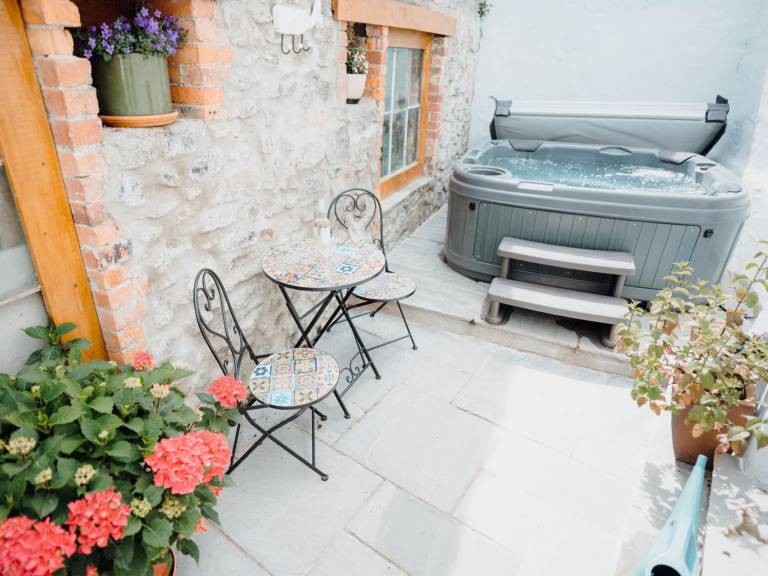 Cottage with hot tub & yard — photo 3