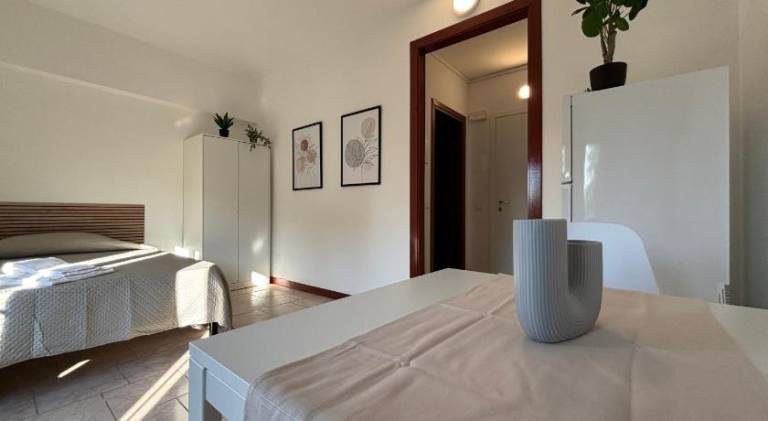 Serviced apartment with yard — photo 2
