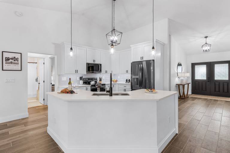 Vacation home with grill & private pool | Water view — photo 4