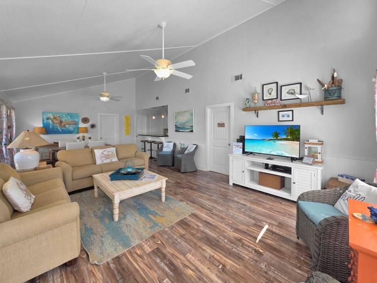Vacation home with yard & grill | Beach view — photo 5