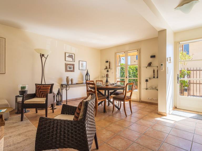 Vacation home with patio — photo 3