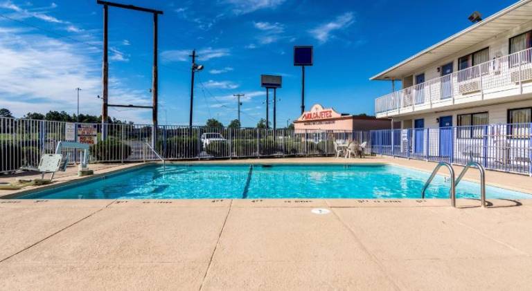 Motel 6 Lumberton, NC — photo 2