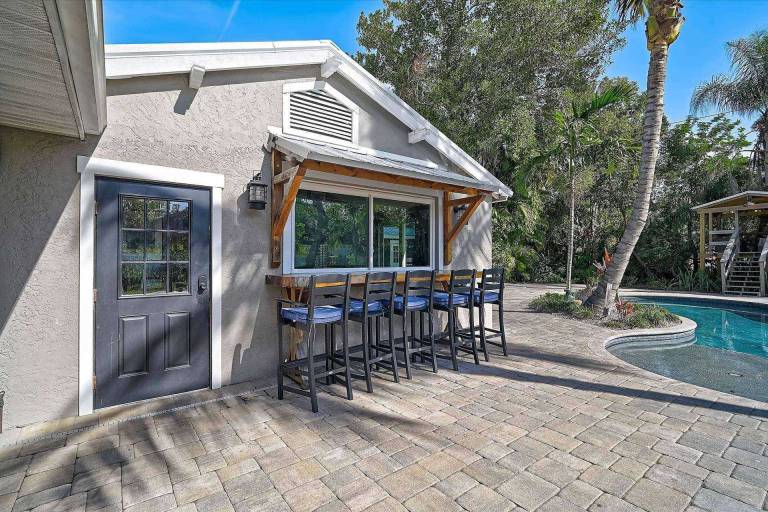 House with hot tub, grill & private pool | City view — photo 3