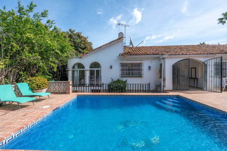 Fully equipped beautiful villa with fast internet, garden & pool | Mountain view | Next to the beach | Dogs allowed in Marbella