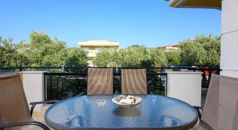 Apartment with yard & patio — photo 4