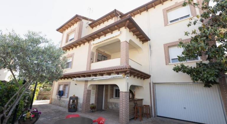 House with patio, garden & barbeque in Ávila