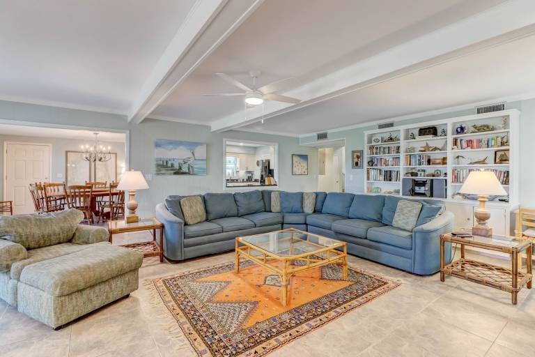 DOG FRIENDLY - Oceanfront Beach House with deck and easy walk to beach — photo 2