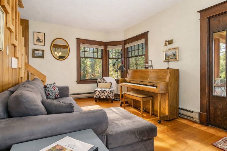Fully equipped vacation home with BBQ & yard | Pets are welcome — photo 2