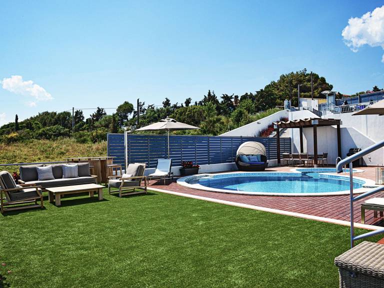 Vacation home with private pool, barbeque & yard | Next to the beach | Pets are welcome in Skiathos