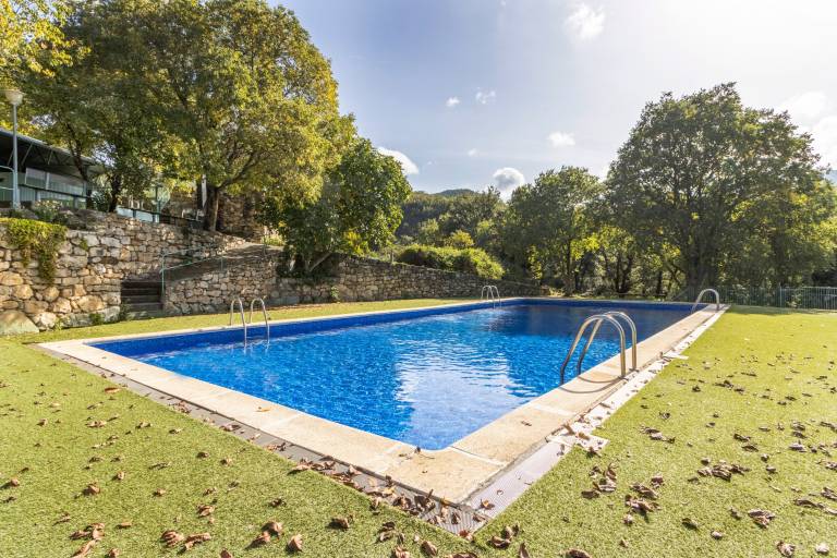 Holiday apartment with barbecue, pool & yard | Mountain view in Lleida