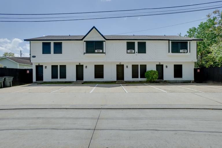 4 Mi to IAH: Suburban Houston Townhome — photo 3