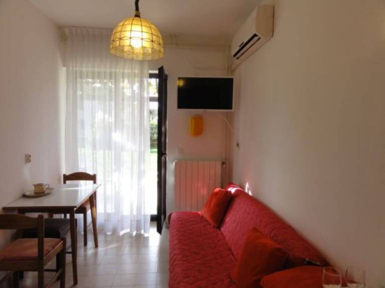 Holiday apartment with terrace & garden — photo 2
