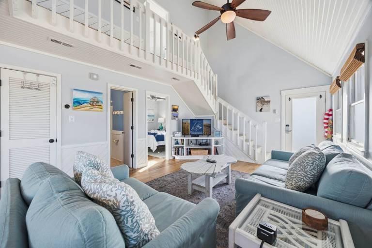 Shades of Blue Oceanfront Dog Friendly, Hot Tub Kill Devil Hills — photo 4