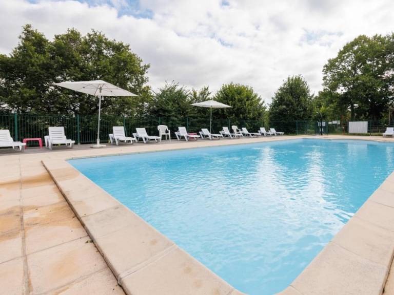 Child-friendly beautiful chalet with heated pool & patio | Pets allowed — photo 3