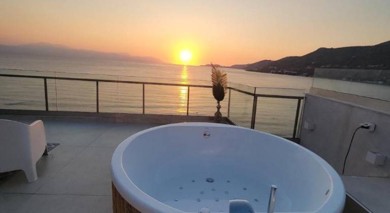 Stylish Rooftop Retreat with Hot Tub with Loutraki Beach in Loutraki-Agioi Theodoroi