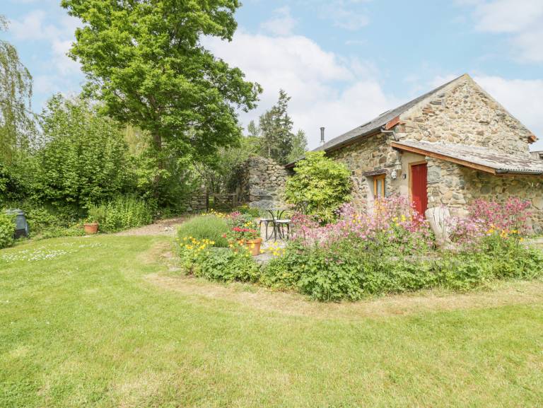 Cottage with yard — photo 4
