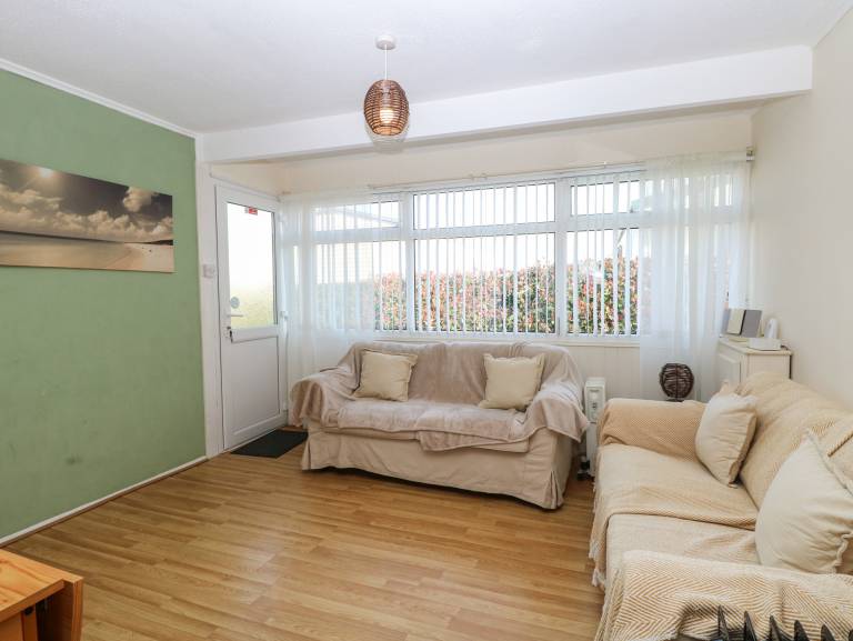 Cottage with yard | Beach view — photo 4
