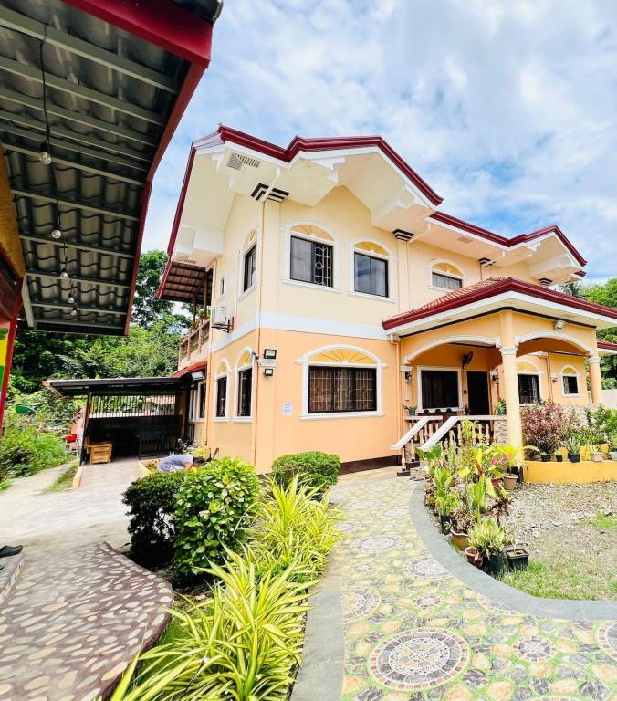 Chateau La Princesa 4 rooms with cozy Bar & garden in Puerto Princesa