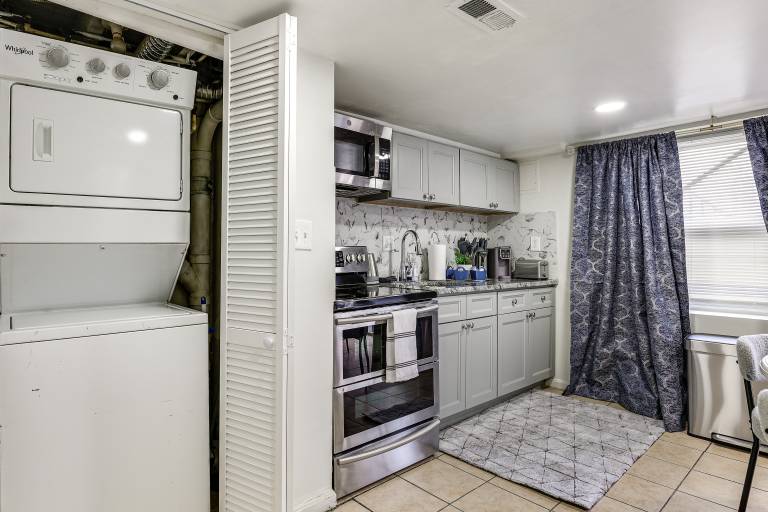 Walk to Patterson Park! Pet-Friendly Townhome — photo 2