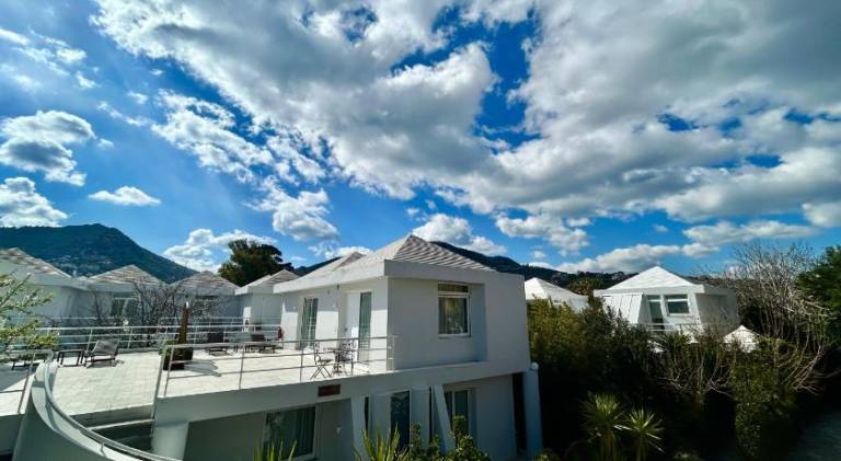 Serviced apartment with pool, yard & patio — photo 5