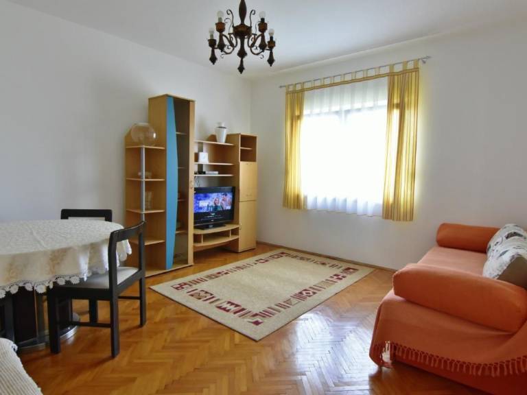 Holiday apartment with patio & garden — photo 2