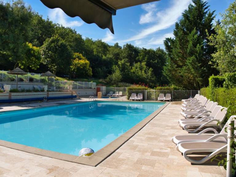 Child-friendly mobile home with heated pool & patio | Pets are welcome — photo 2