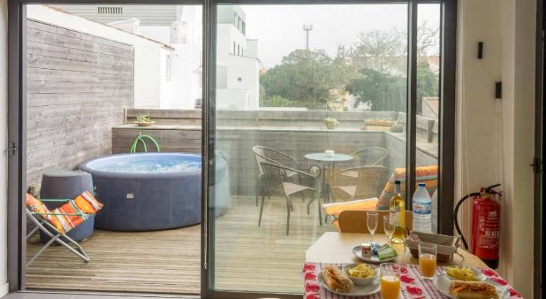 Rental apartment with jacuzzi, terrace & private pool | Next to Portas da Cidade de Ponta Delgada — photo 3