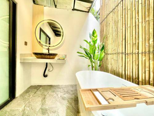 Rental apartment with patio, yard & pool | Next to Independence Monument — photo 3