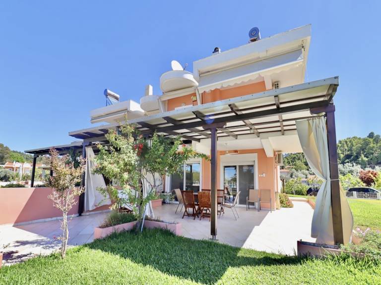 Stunning beachfront villa for rent — photo 2
