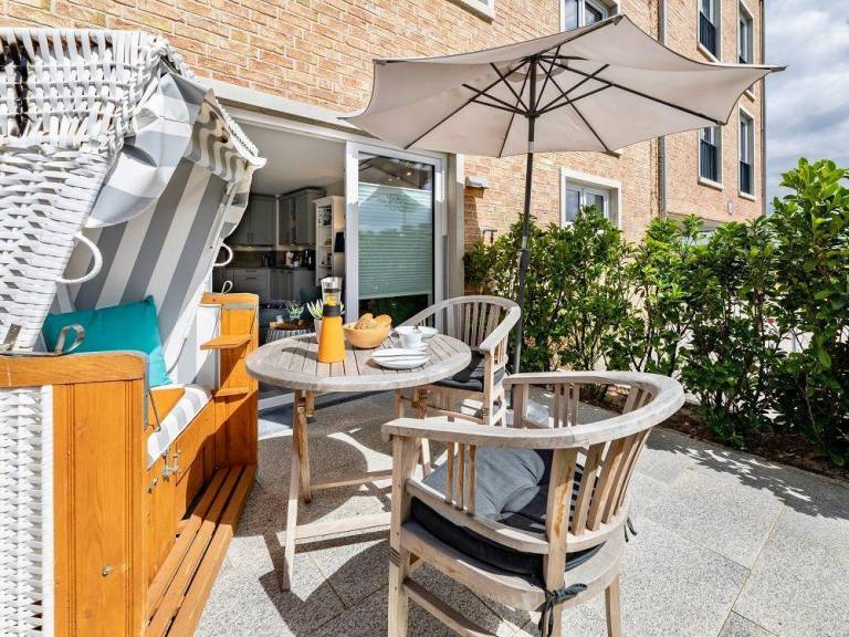 Apartment with terrace & yard — photo 2