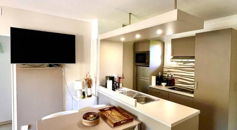 Holiday apartment with hot tub, patio & pool — photo 4