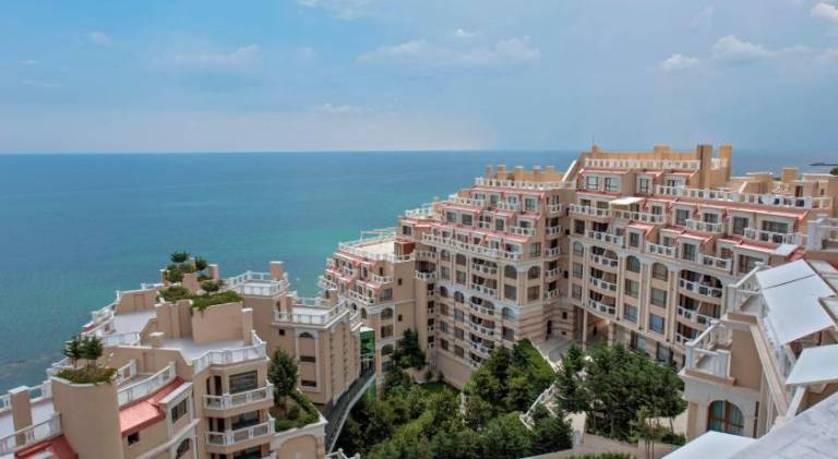 Apartment with yard, terrace & pool in Varna