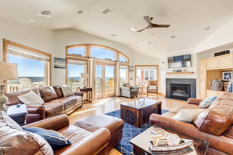 Wink Beach Oceanfront Private Pool, Hot Tub, and Dog Friendly — photo 4