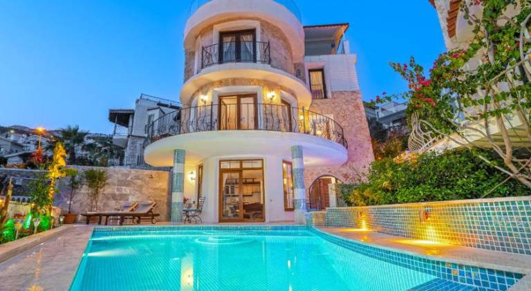Spacious vacation home with pool & jacuzzi | Dogs allowed in Antalya
