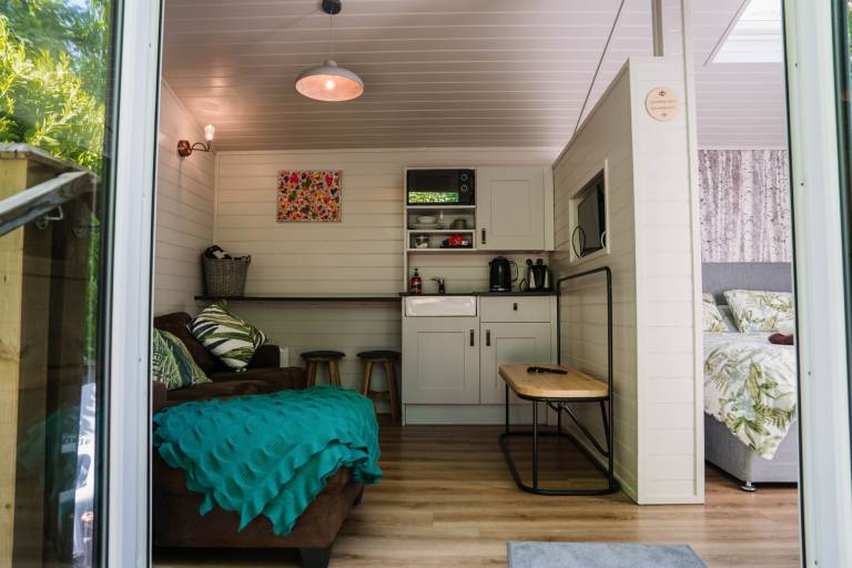 Children-friendly charming cottage with yard & hot tub | Pets allowed — photo 3