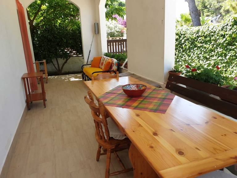 Vacation home with barbecue, terrace & yard | Beach view — photo 4